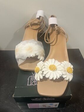 wild fable Beige Daisy Heeled Sandals with White Blooms